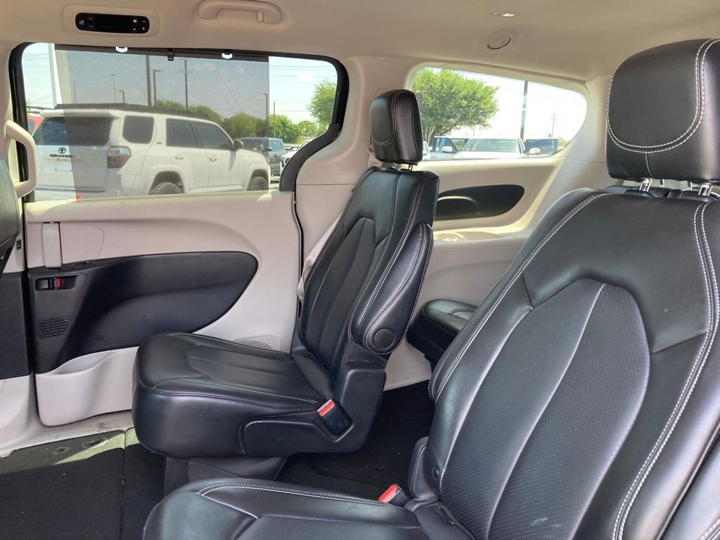 Used 2024 Chrysler Pacifica Touring-L image 10