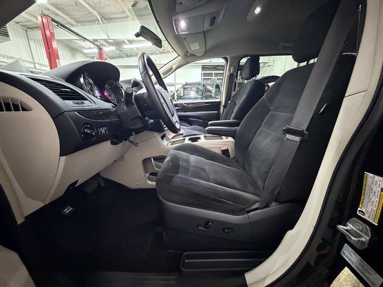 Used 2015 Chrysler Town & Country Touring FWD image 11