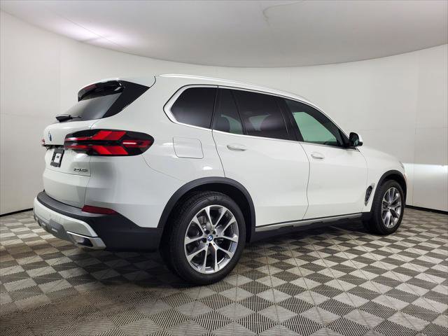 Used 2025 BMW X5 xDrive40i w/ Parking Assistance Package AWD/4WD image 11