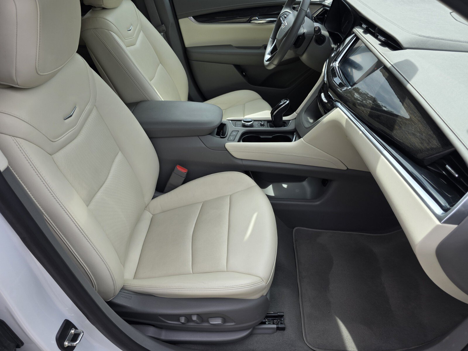Used 2020 Cadillac XT6 Premium Luxury FWD image 3