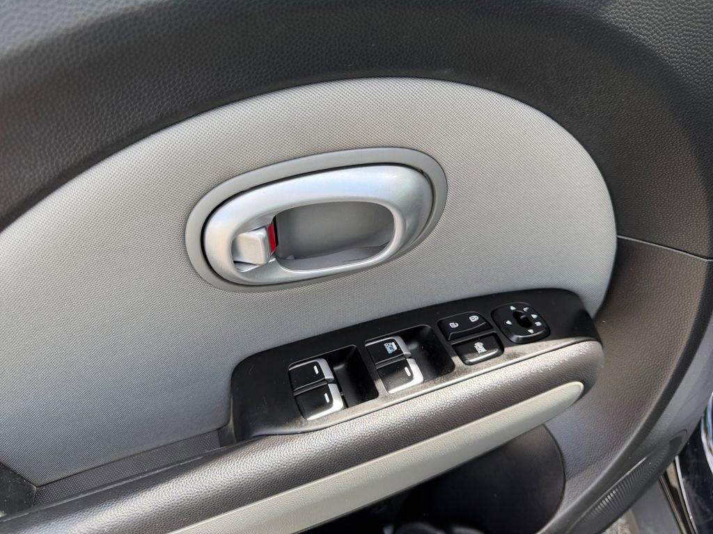Used 2019 Kia Soul FWD image 11