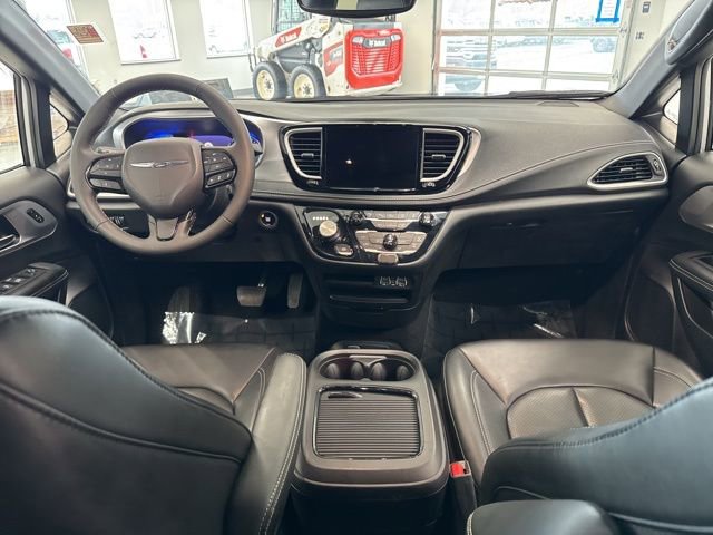 Used 2023 Chrysler Pacifica Touring-L w/ S Appearance Package image 32