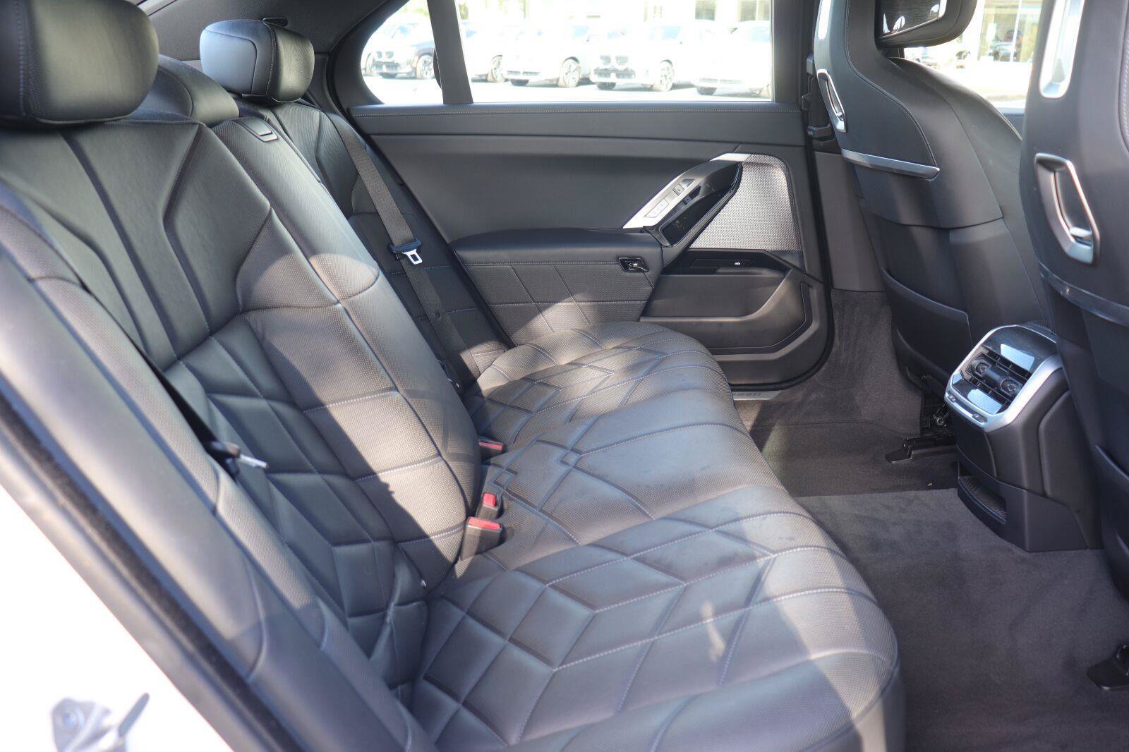 Used 2023 BMW 740i RWD image 19