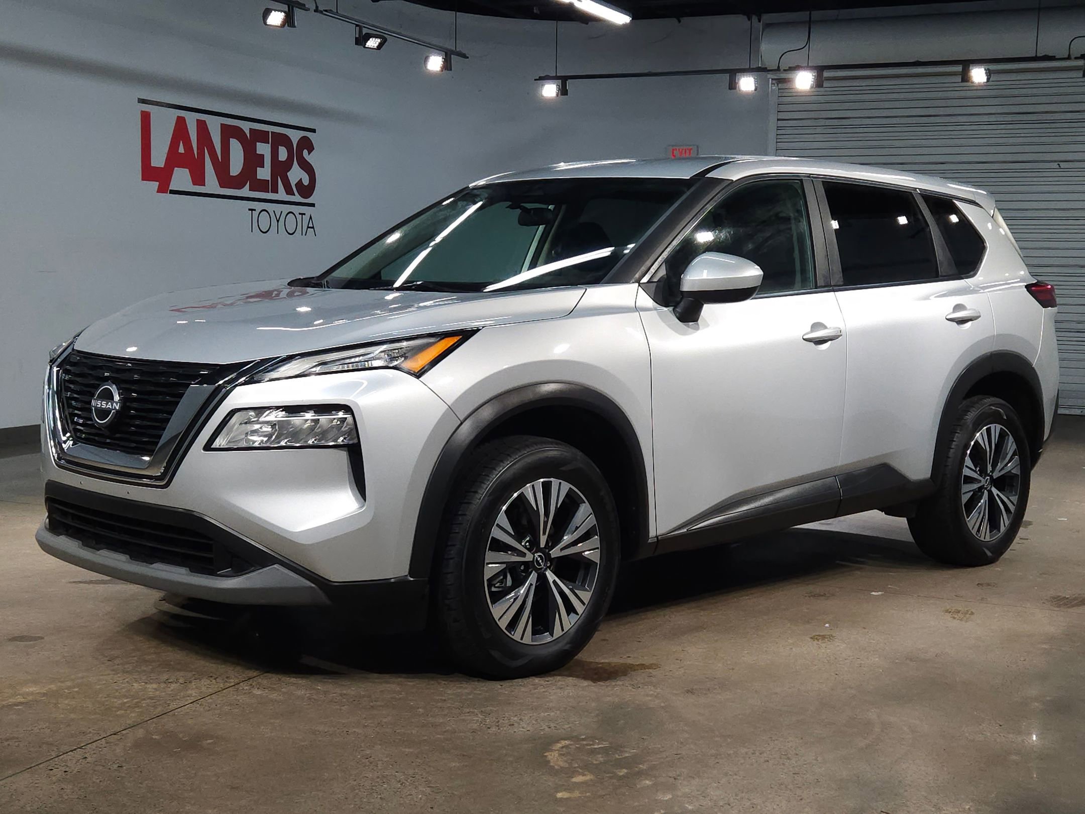 Used 2023 Nissan Rogue SV image 3