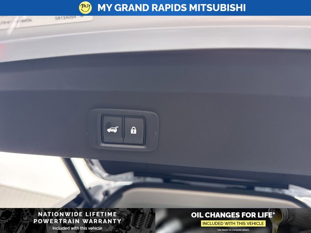 New 2026 Mitsubishi Outlander SE image 13