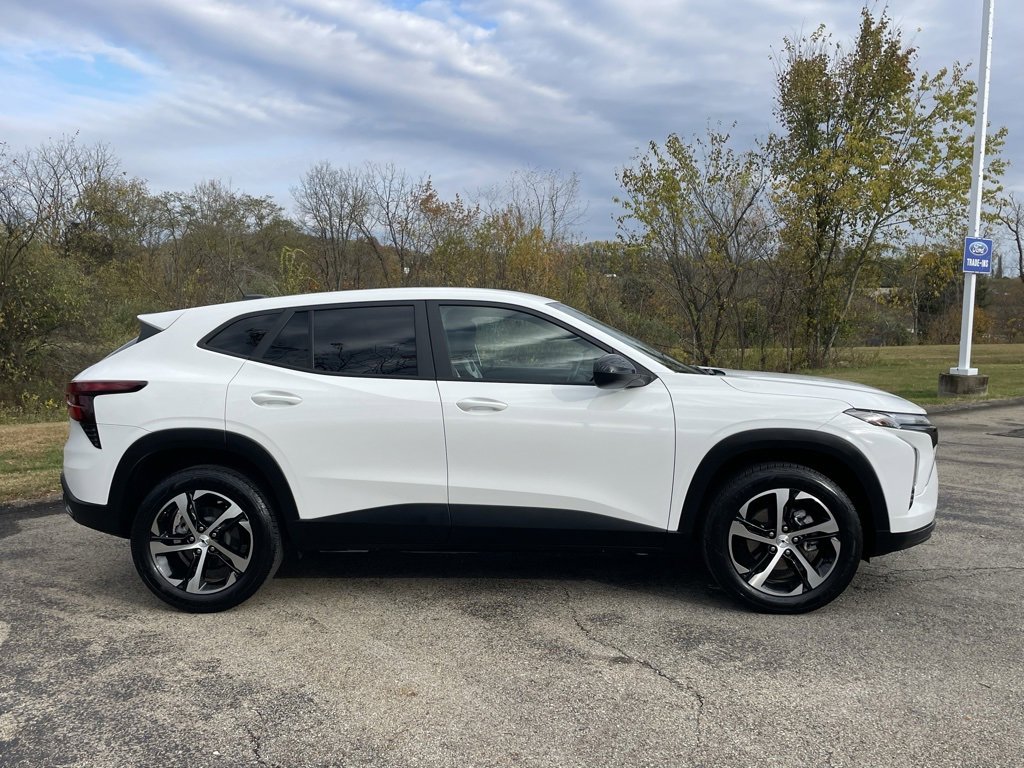 Used 2024 Chevrolet Trax RS w/ Driver Confidence Package image 2
