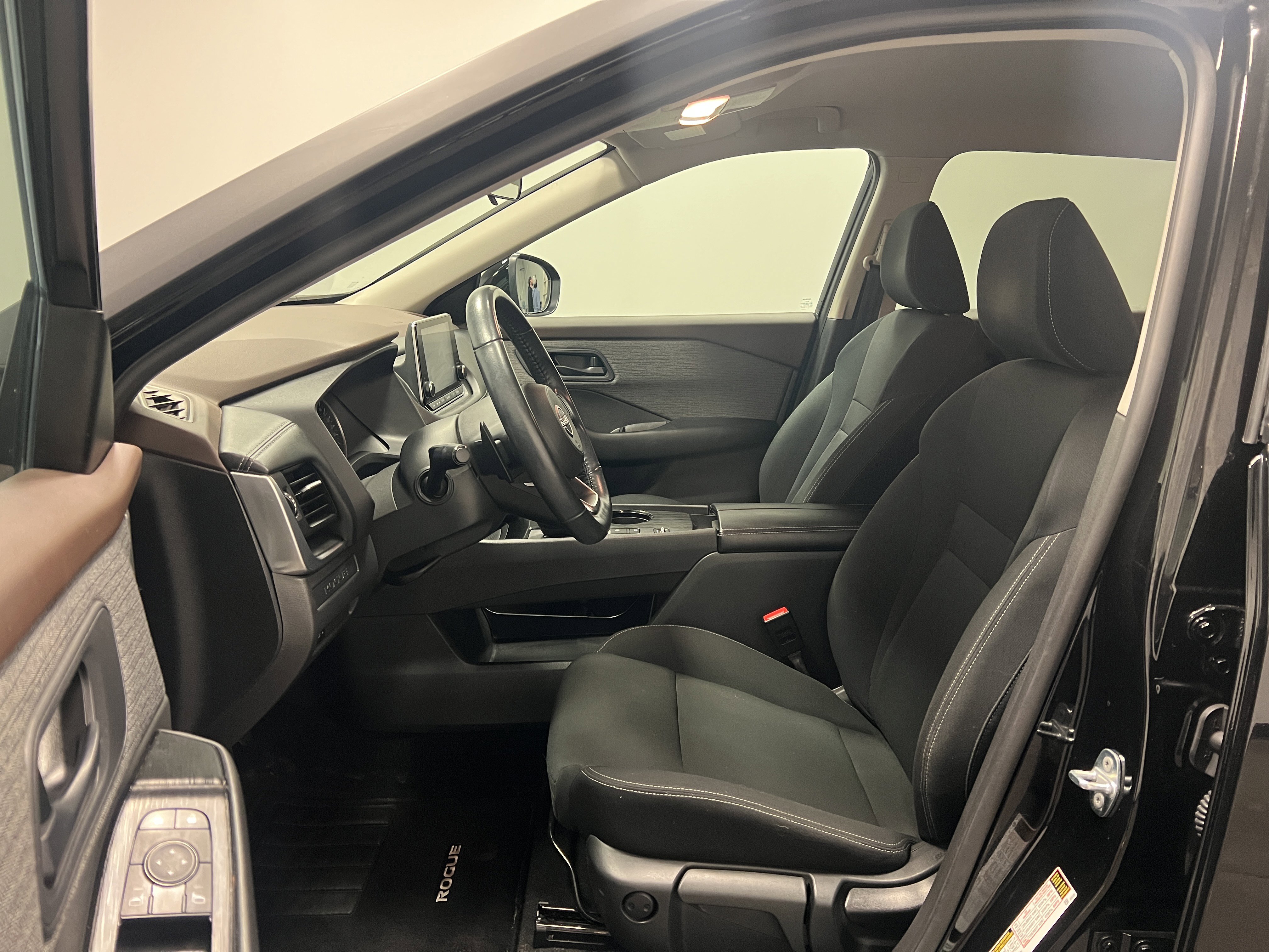 Used 2023 Nissan Rogue S image 14