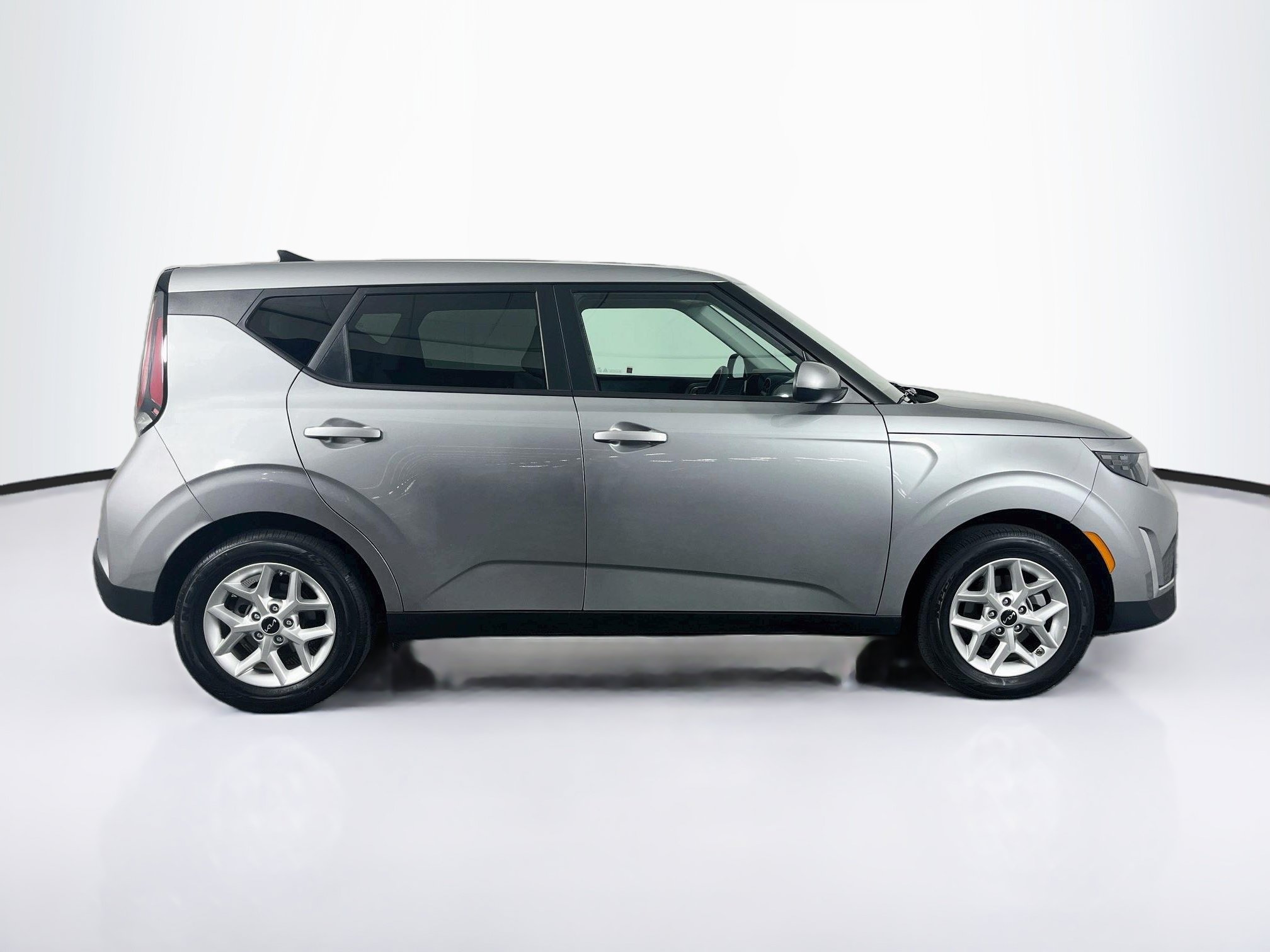 Used 2025 Kia Soul LX w/ LX Technology Package FWD image 10
