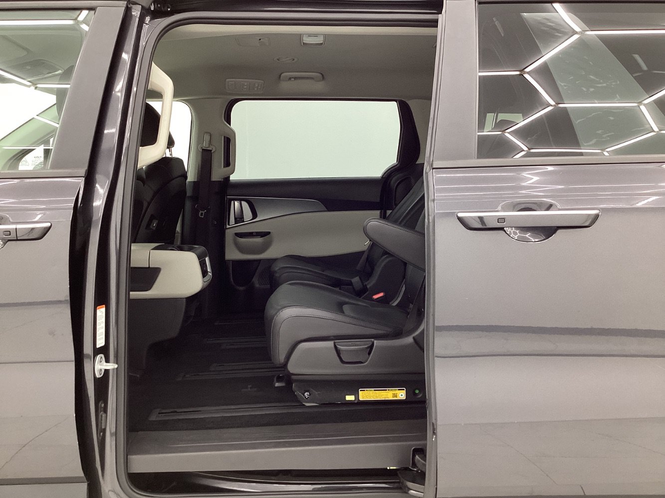 Used 2024 Kia Carnival LX FWD image 22