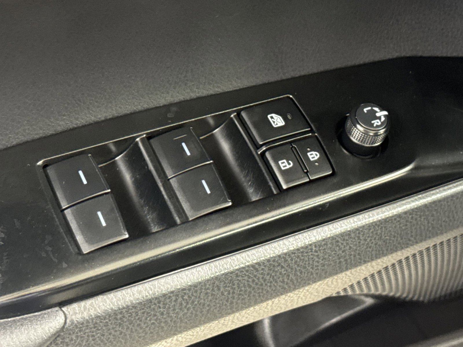 Used 2025 Toyota Camry SE w/ Convenience Package image 18