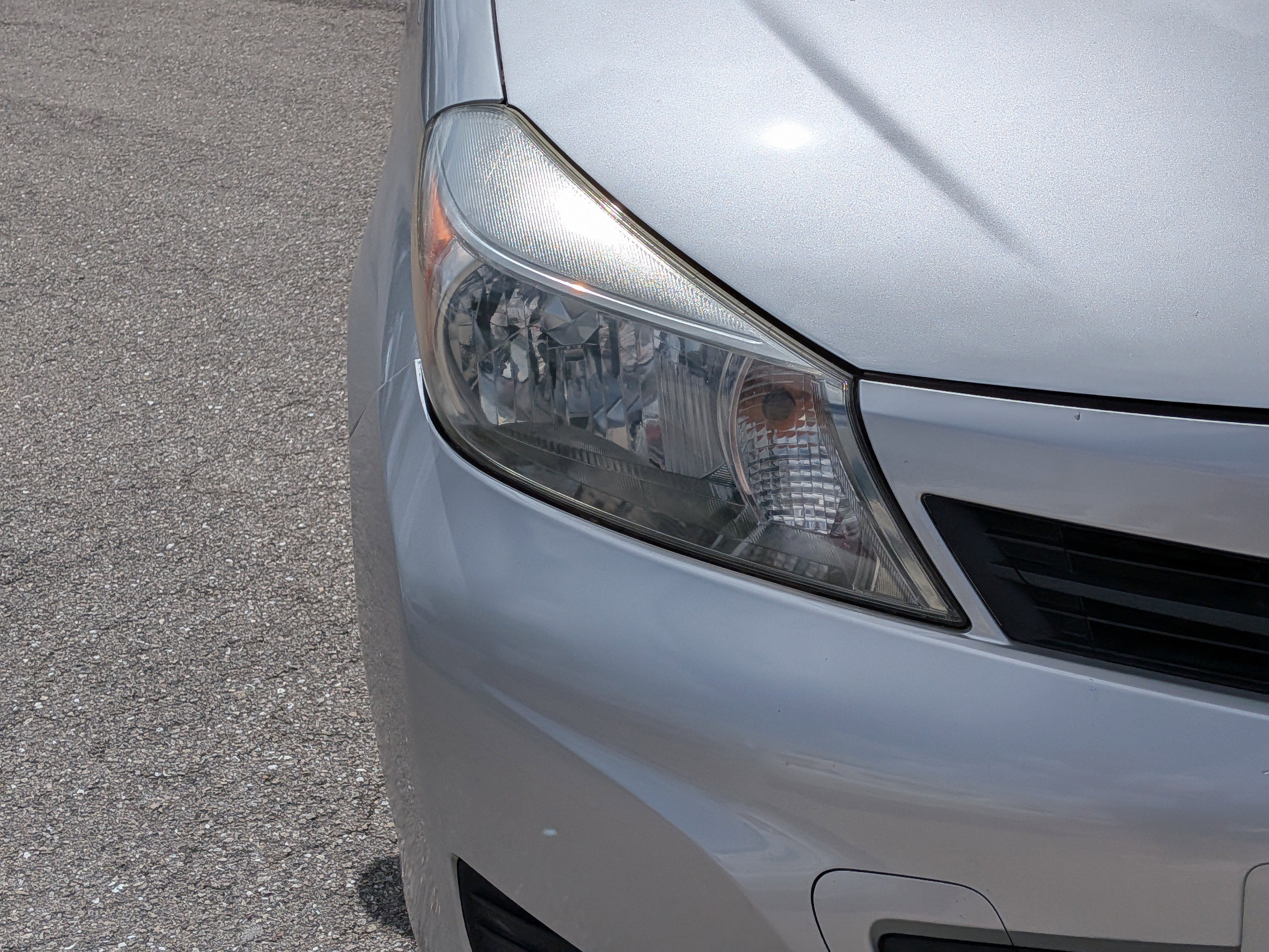 Used 2012 Toyota Yaris L image 10