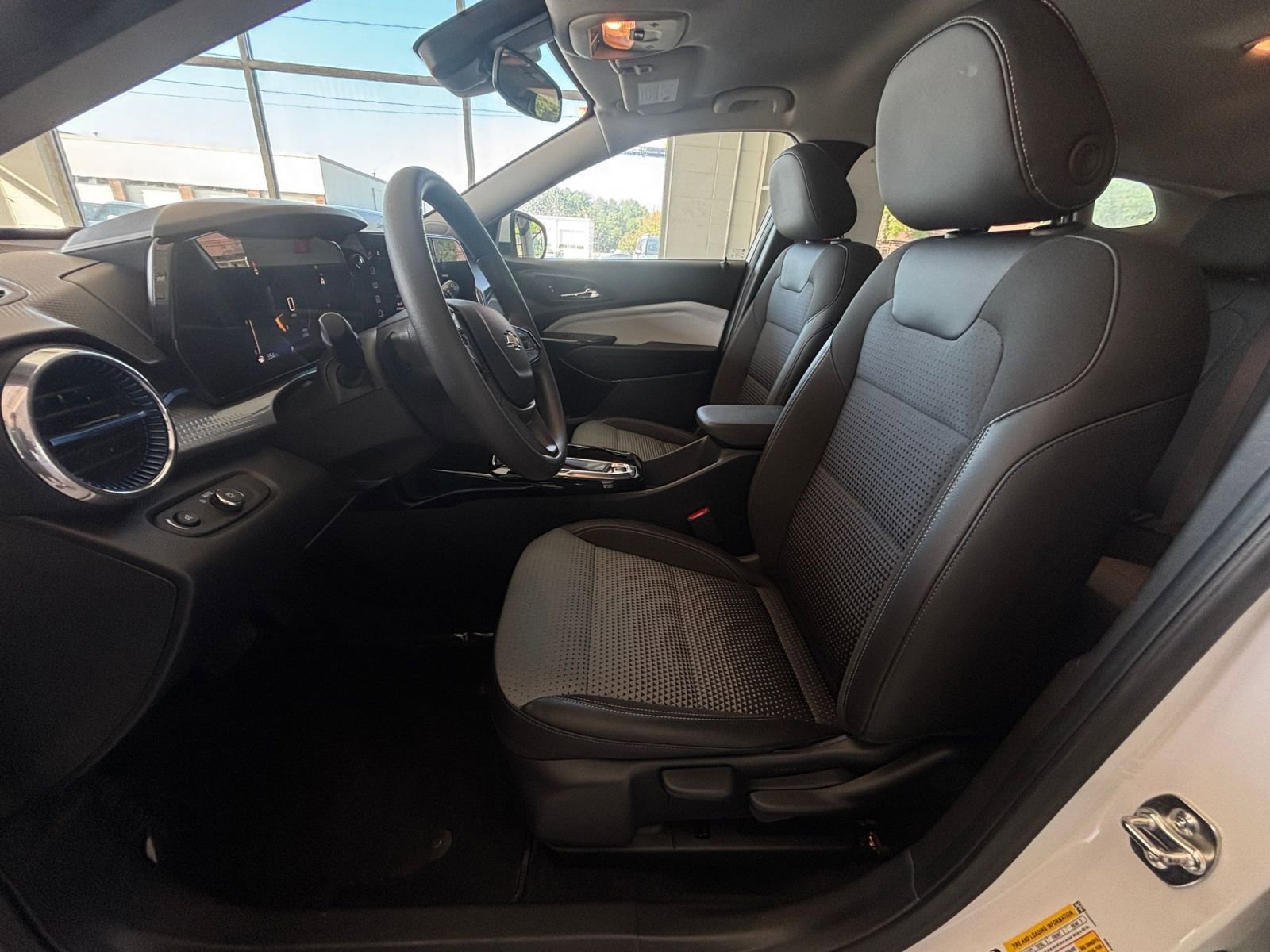 Used 2025 Chevrolet Trax LT image 27