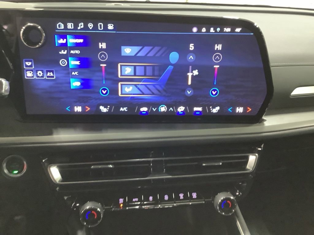 Used 2024 Chevrolet Traverse LT w/ Midnight/Sport Edition image 18