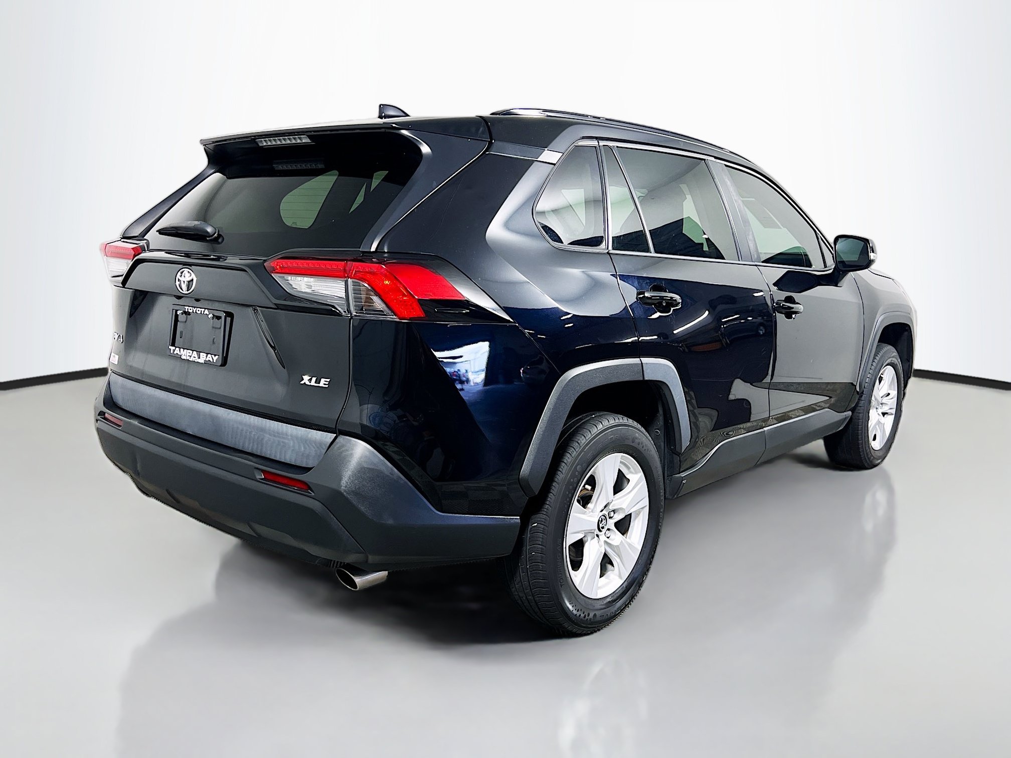 Used 2021 Toyota RAV4 XLE w/ Convenience Package FWD image 4