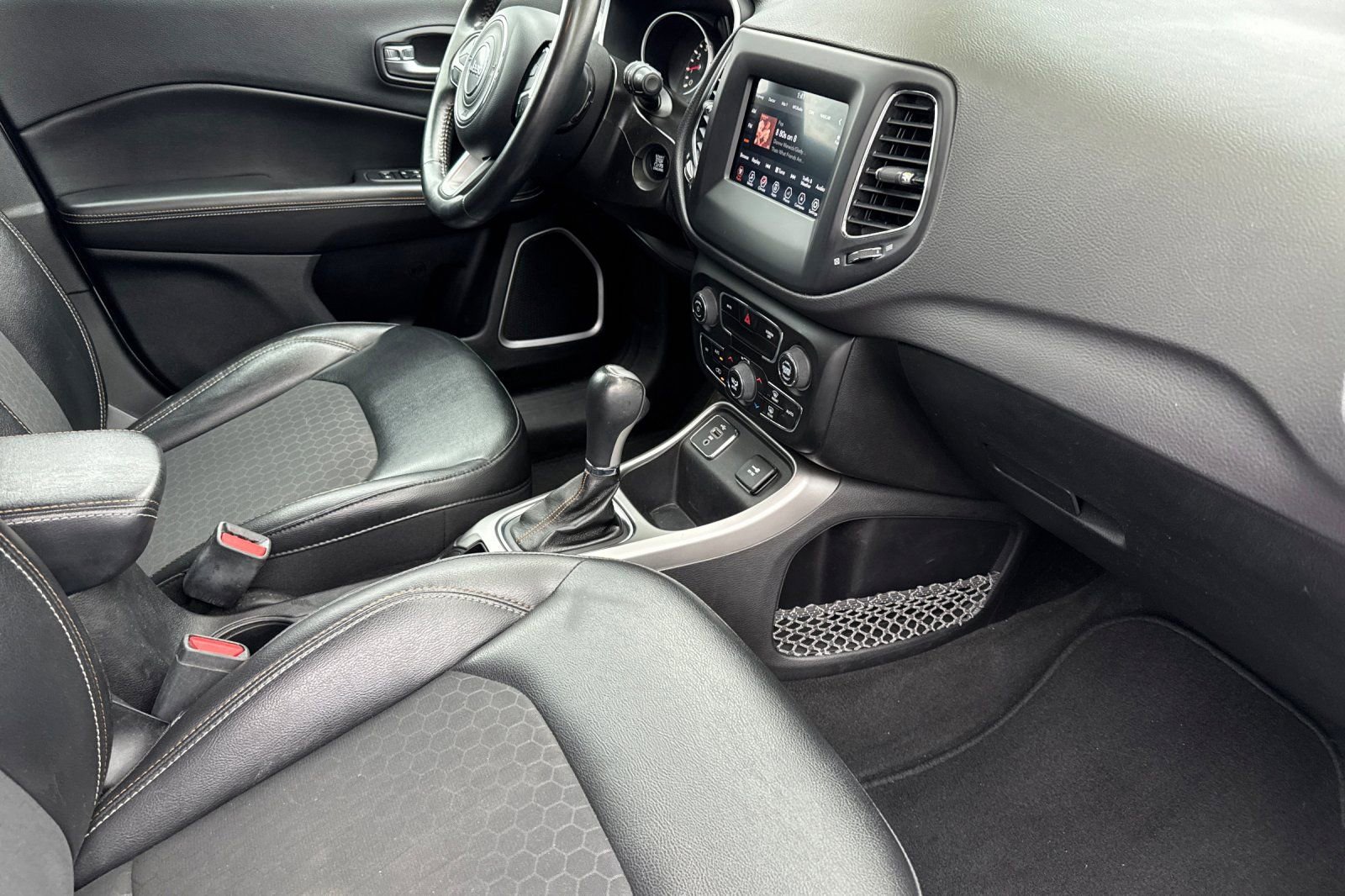 Used 2018 Jeep Compass Latitude w/ Popular Equipment Group image 17