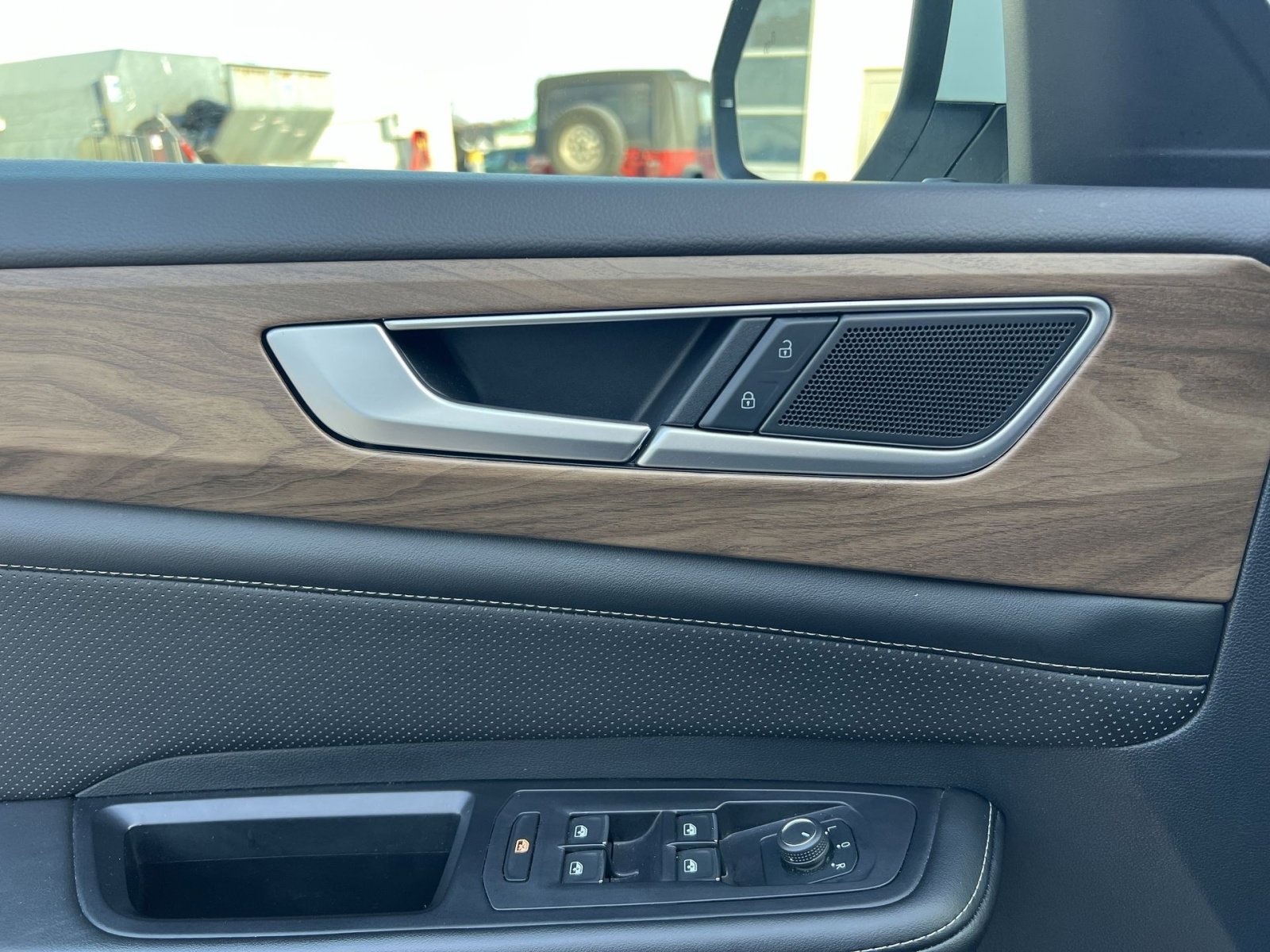 Used 2024 Volkswagen Atlas SE image 15