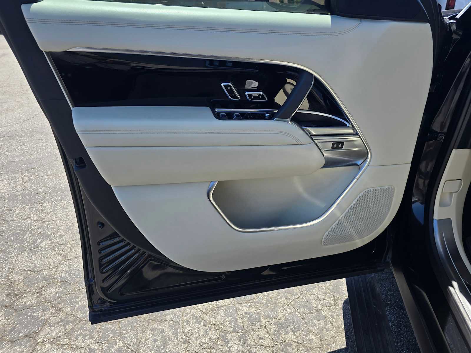 Used 2023 Land Rover Range Rover SE image 24