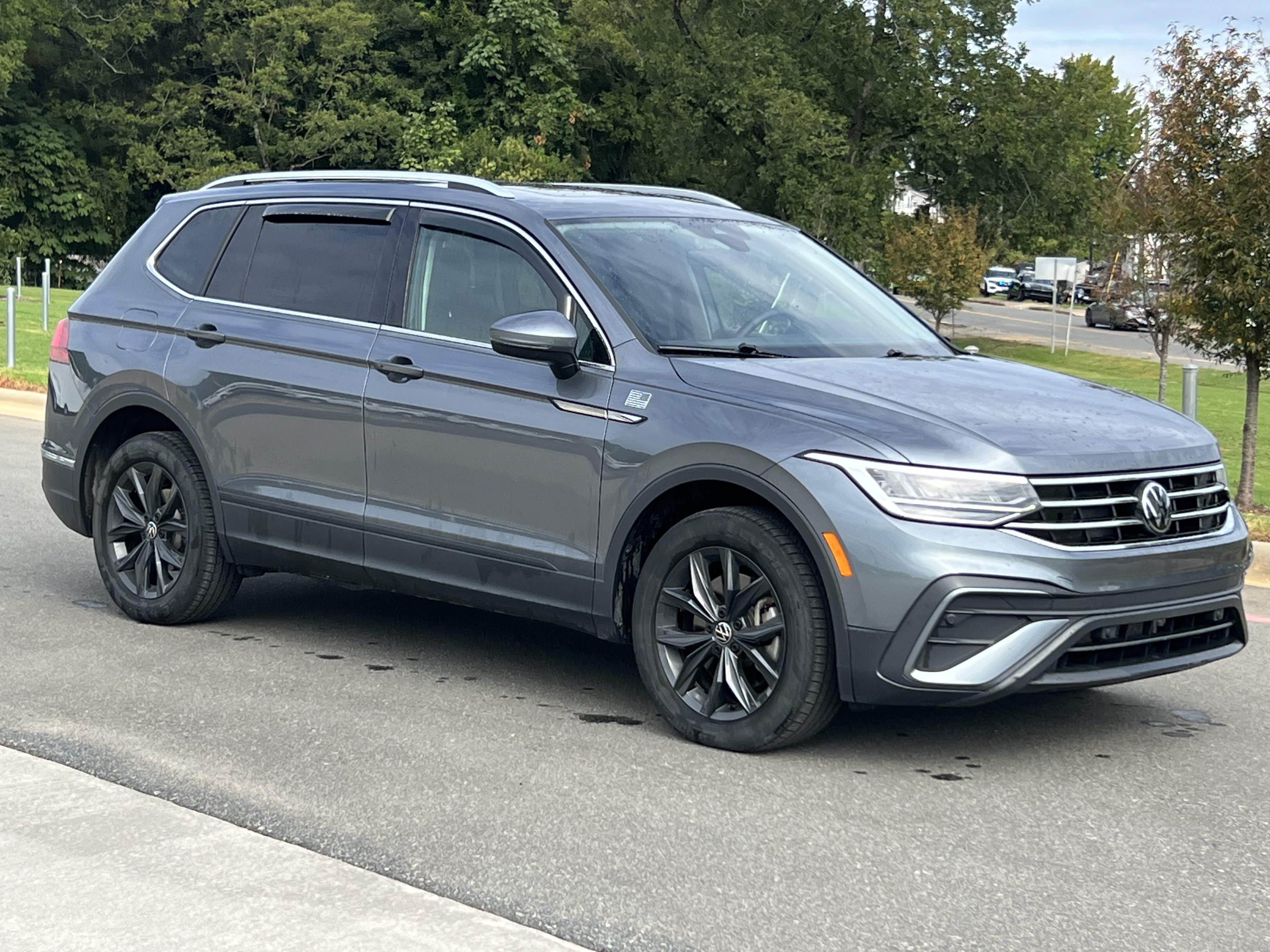 Used 2024 Volkswagen Tiguan SE AWD/4WD image 1