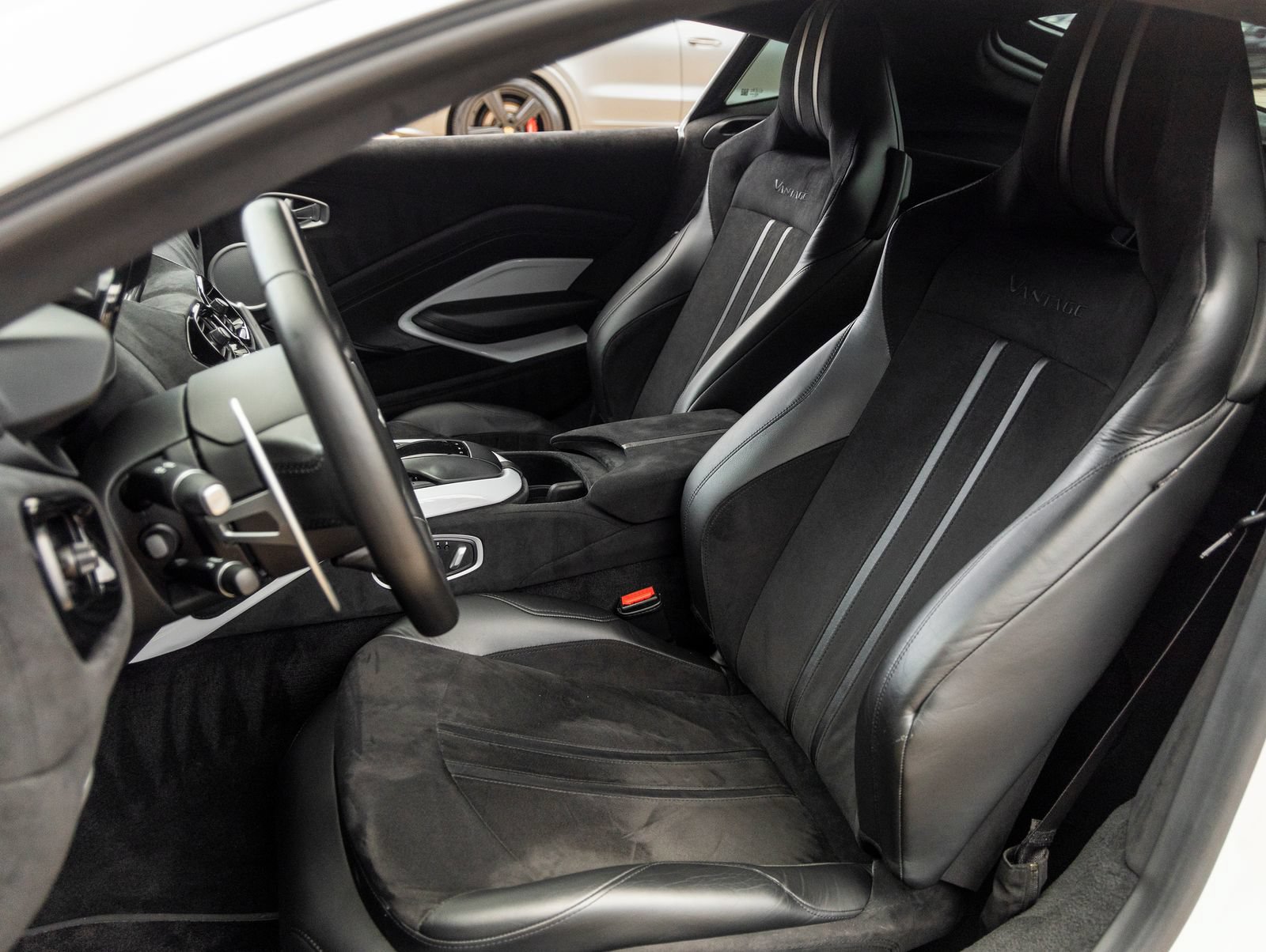 Used 2019 Aston Martin V8 Vantage Coupe RWD image 23