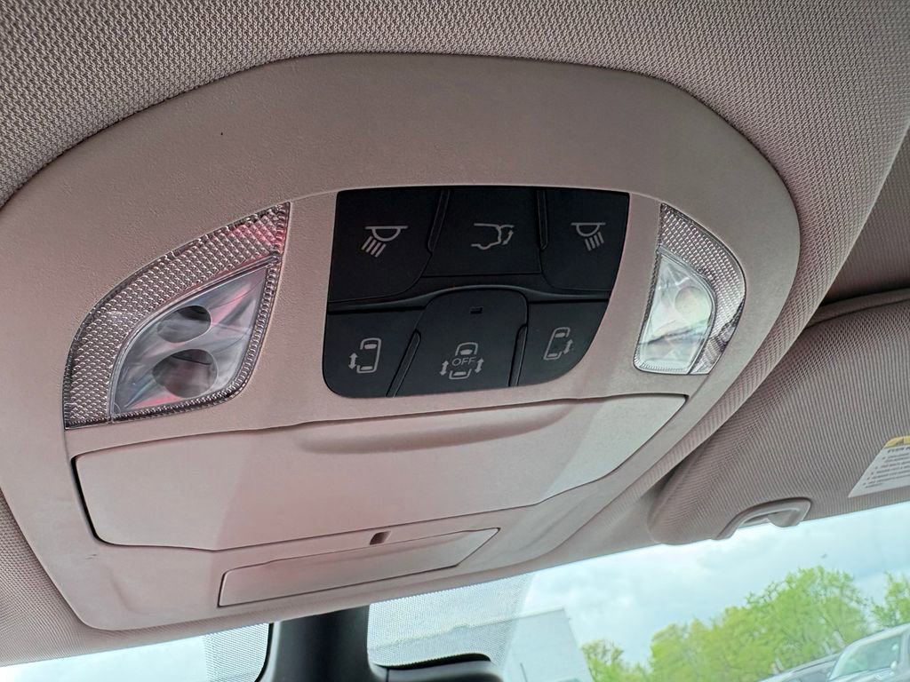 Used 2023 Chrysler Pacifica Touring-L FWD image 19