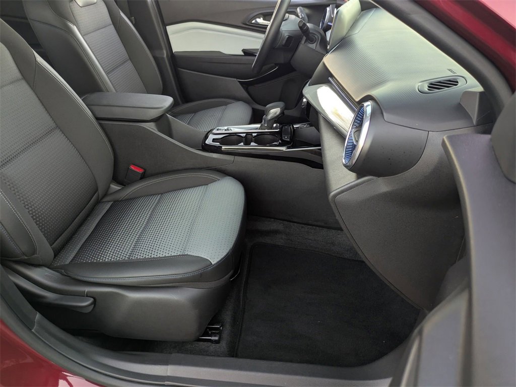 Used 2025 Chevrolet Trax LT w/ LT Convenience Package image 28