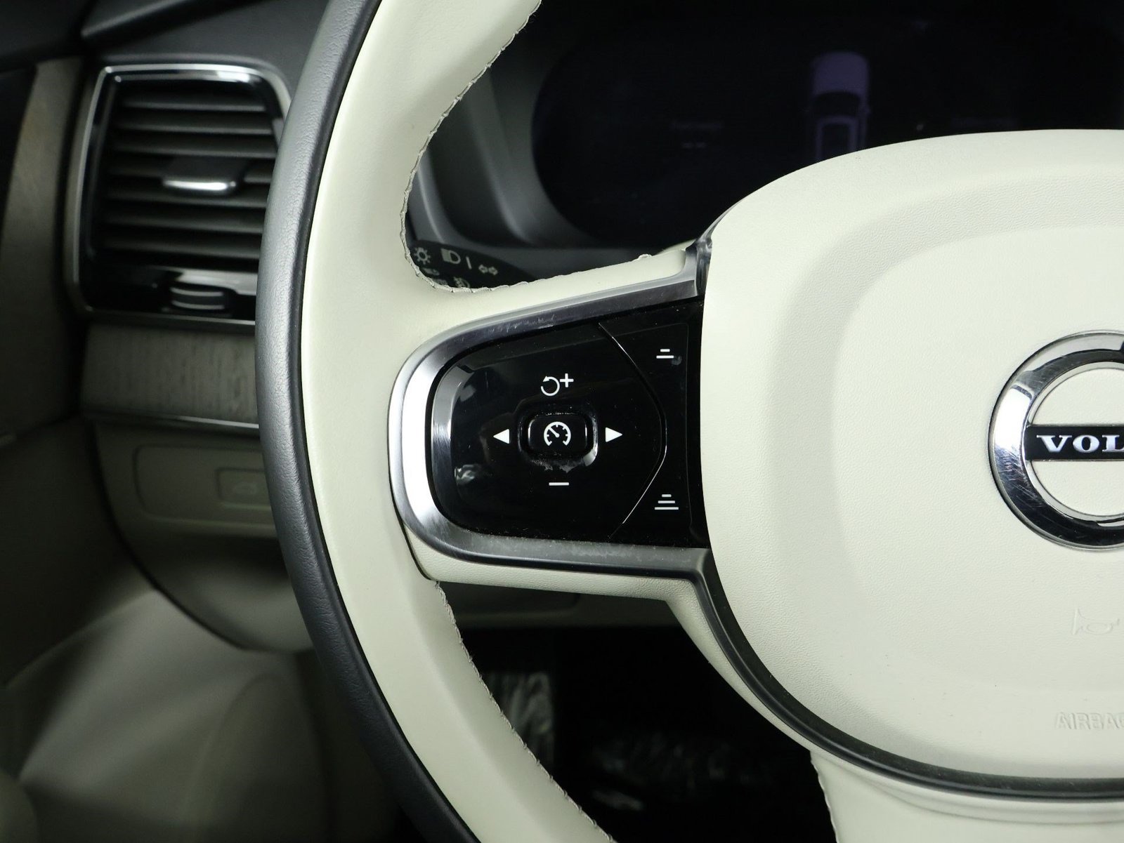 Certified 2025 Volvo XC90 T8 Plus w/ Protection Package Premier AWD/4WD image 10