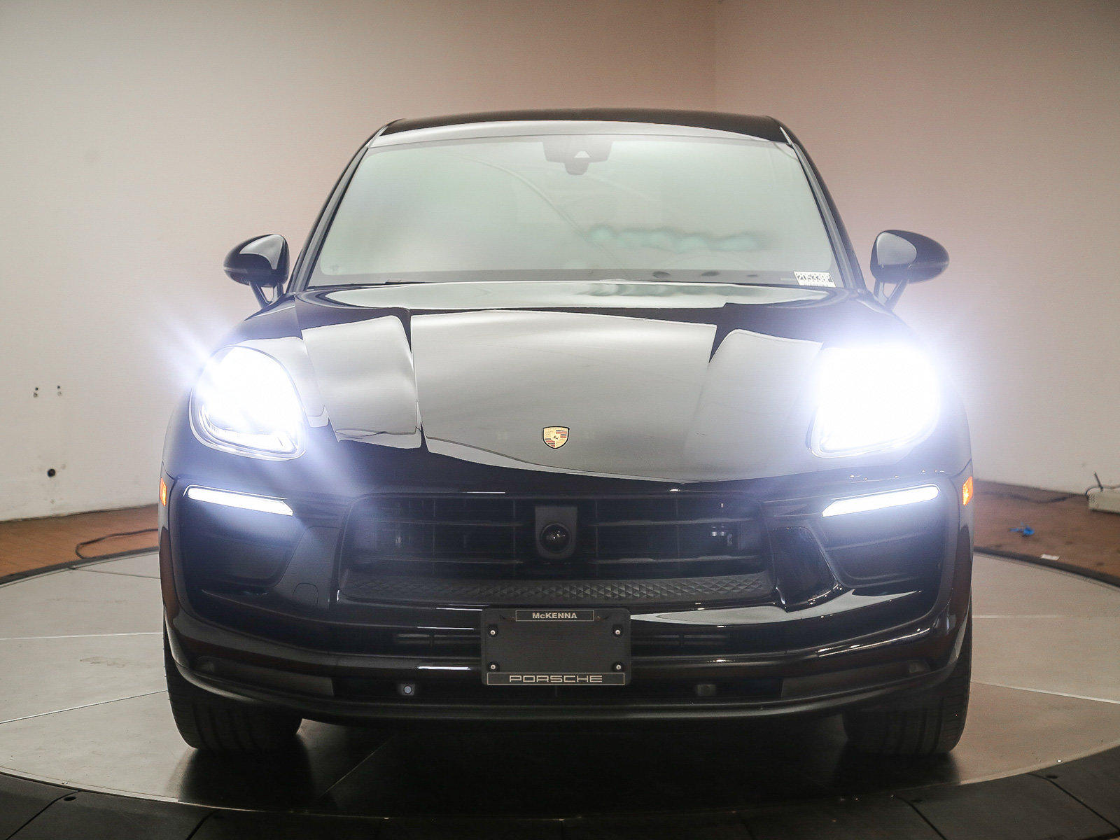 Certified 2023 Porsche Macan AWD/4WD image 3