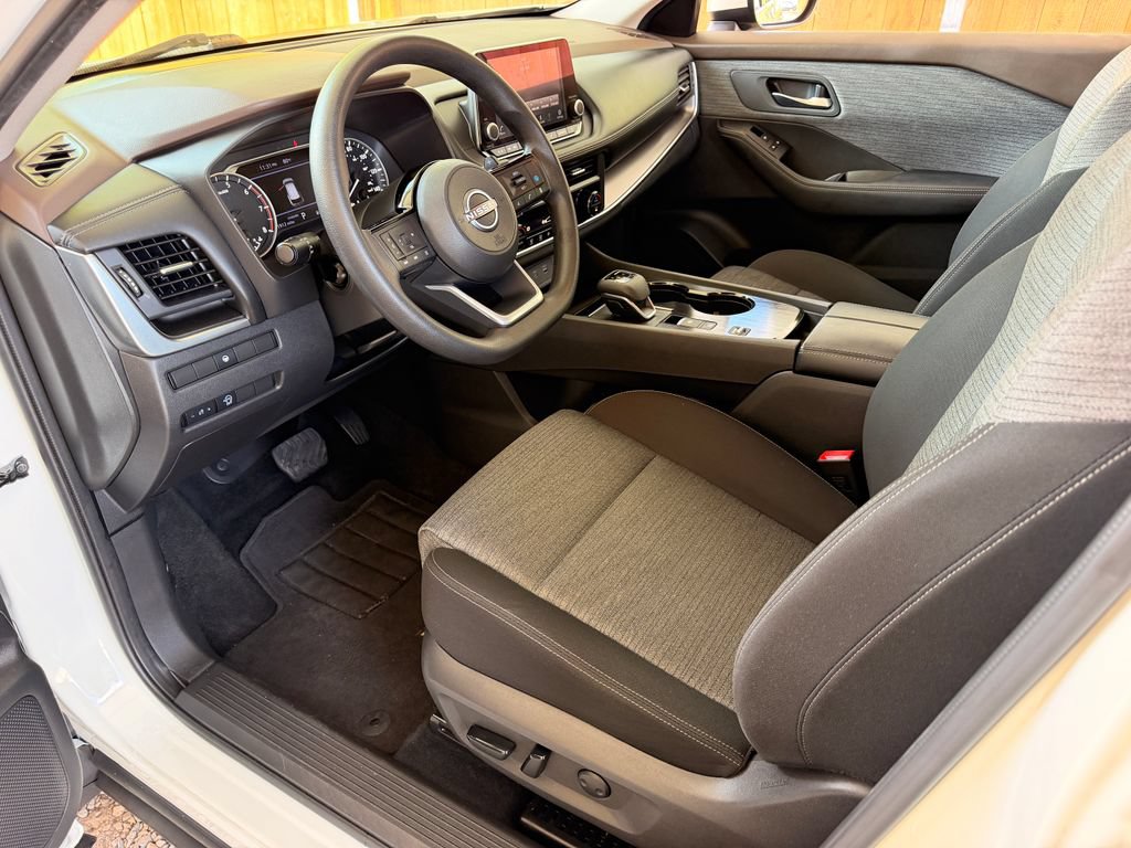 Used 2023 Nissan Rogue SV FWD image 2