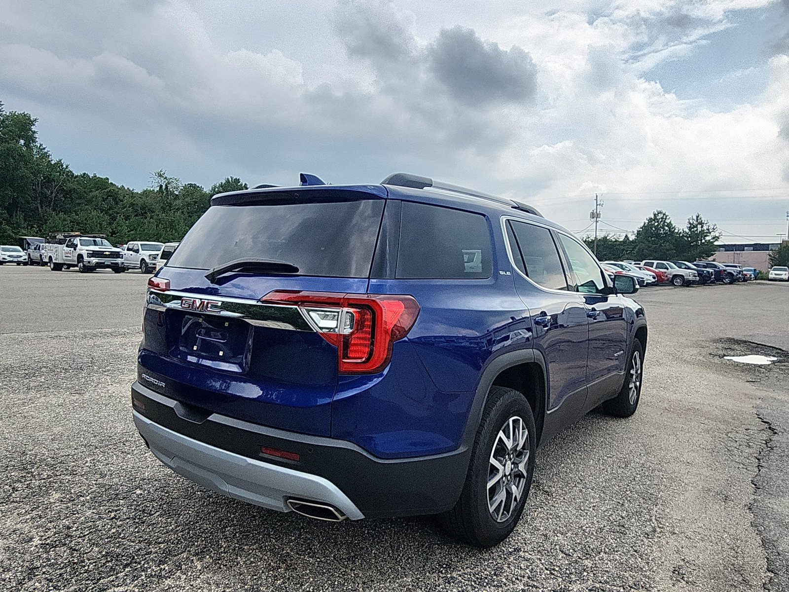 Used 2023 GMC Acadia SLE w/ Driver Convenience Package FWD image 5