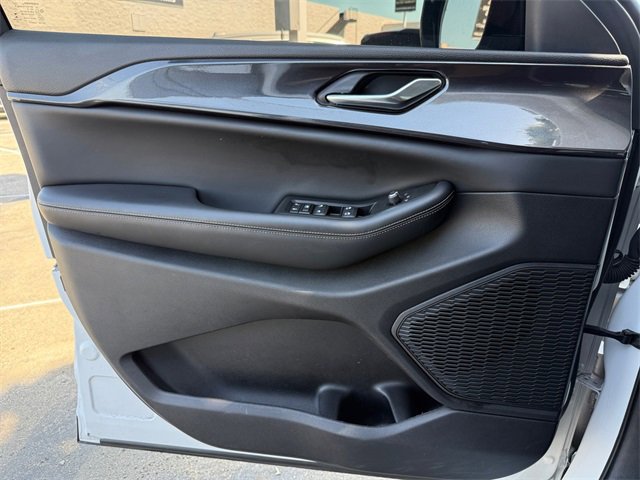 Used 2023 Jeep Grand Cherokee Altitude image 11