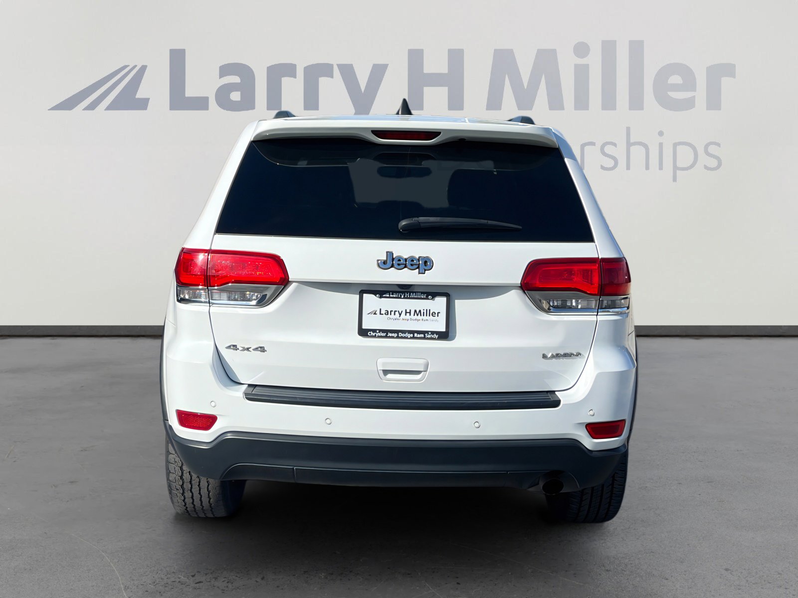 Used 2019 Jeep Grand Cherokee Laredo w/ 18" Wheel & 8.4" Radio Group image 4