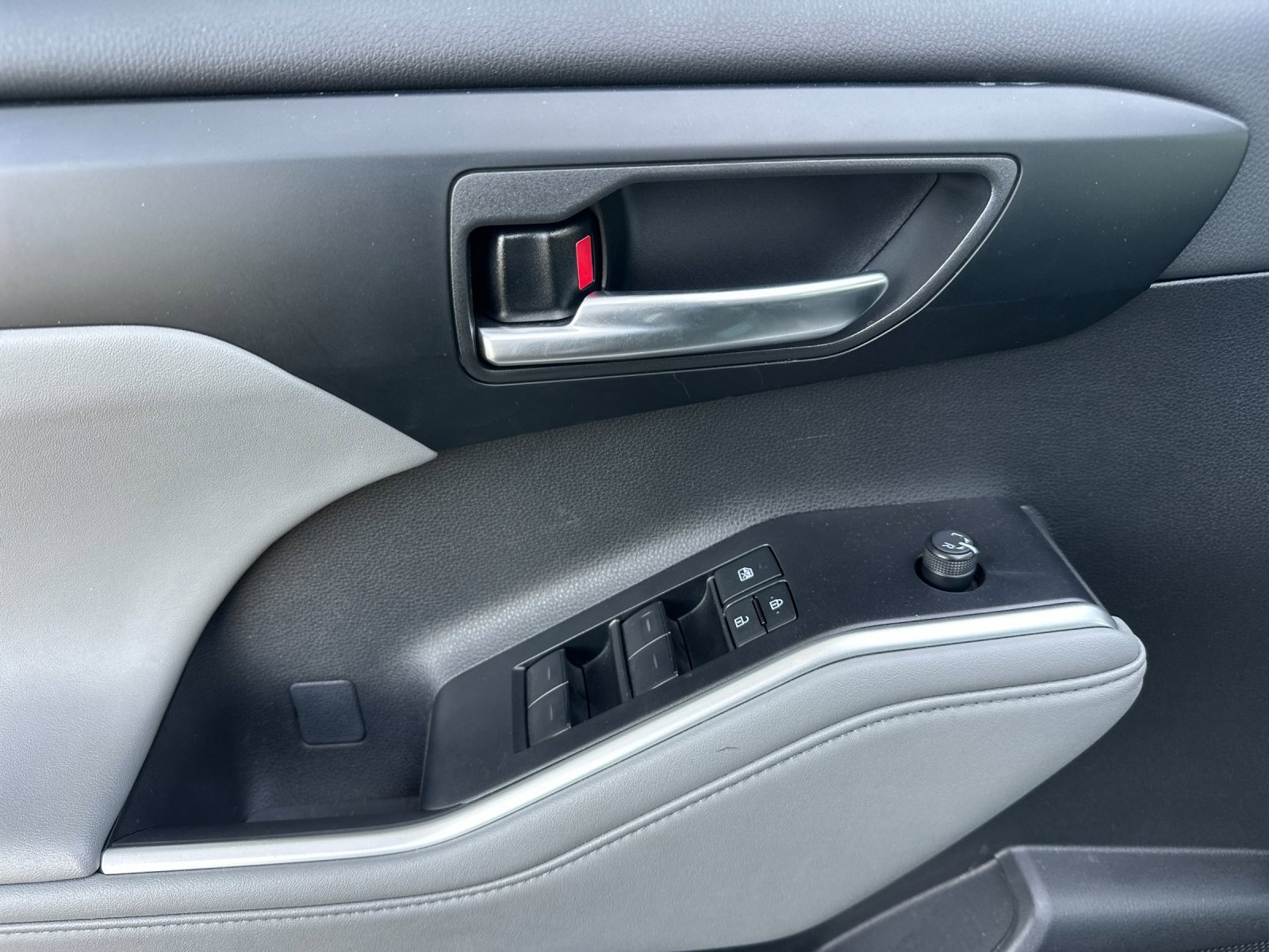 Used 2025 Toyota Highlander XLE image 10