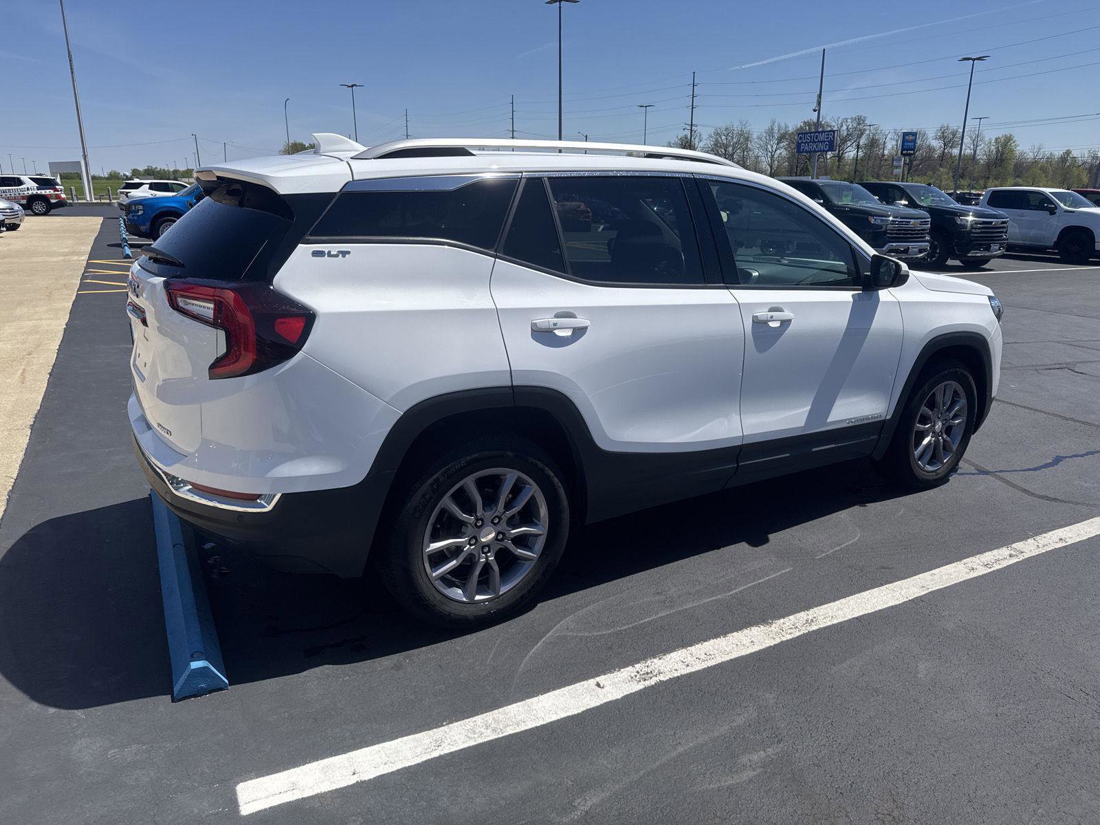 Used 2022 GMC Terrain SLT AWD/4WD image 2