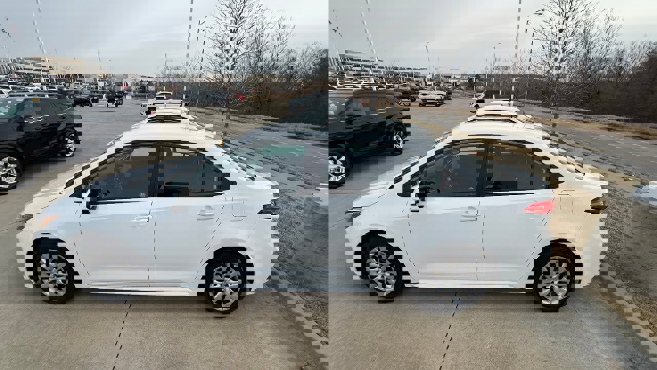 Used 2025 Toyota Corolla LE image 3