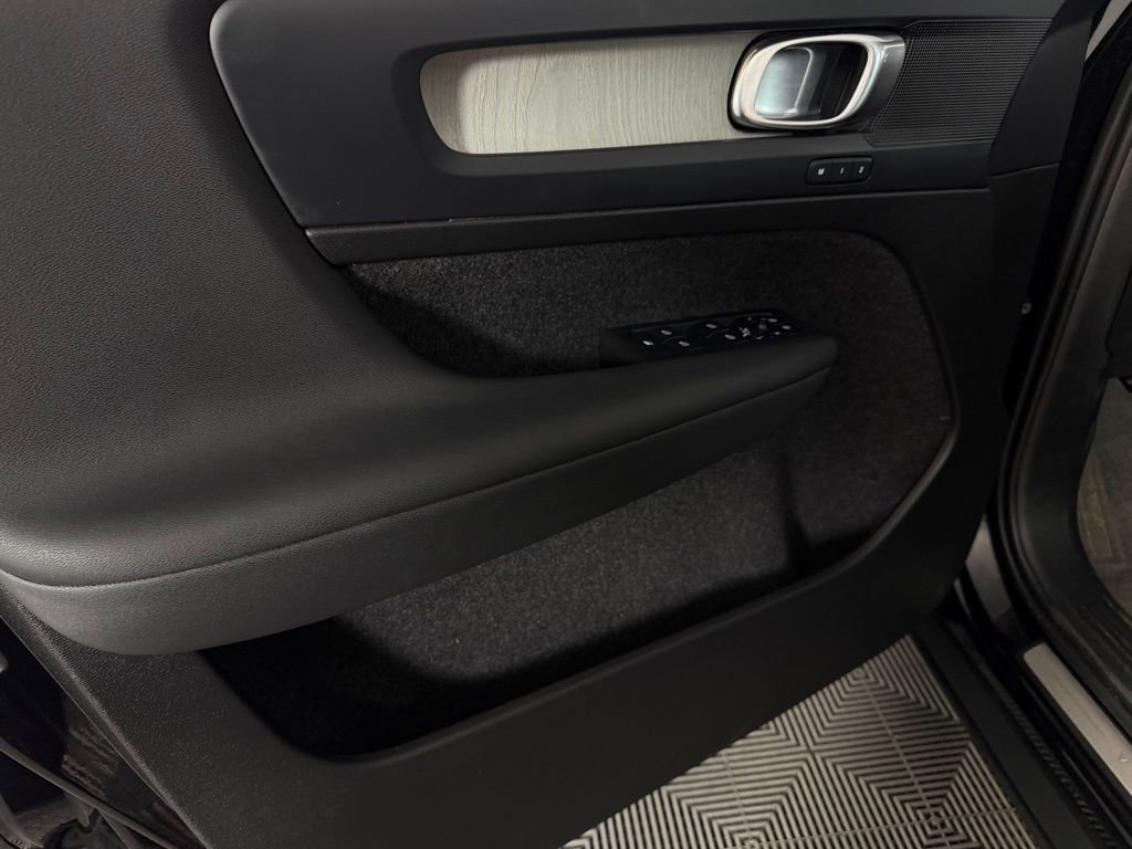 Used 2025 Volvo XC40 B5 Plus image 25
