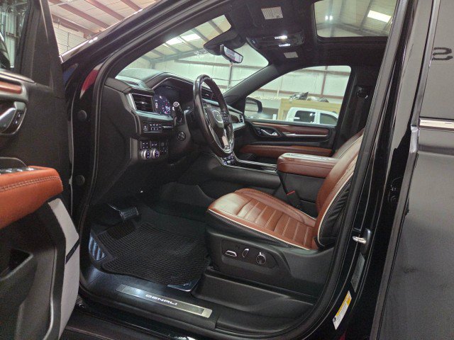 Used 2023 GMC Yukon XL Denali Ultimate AWD/4WD image 6