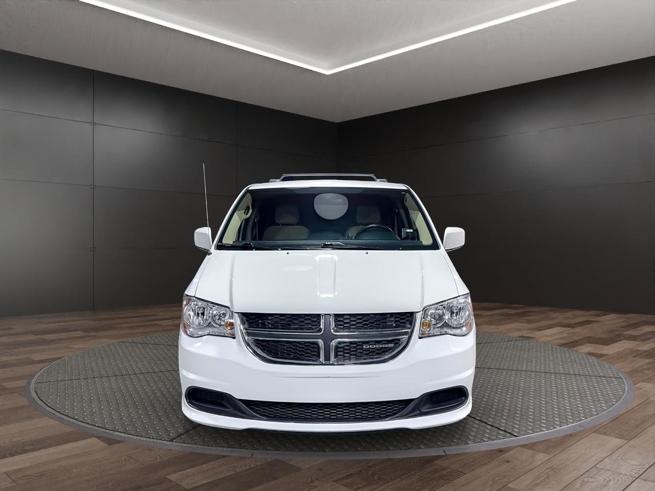 Used 2016 Dodge Grand Caravan SXT image 3