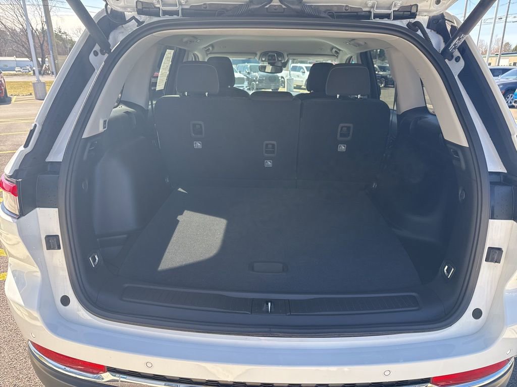 Used 2023 Jeep Grand Cherokee Laredo w/ Luxury Tech Group I image 16