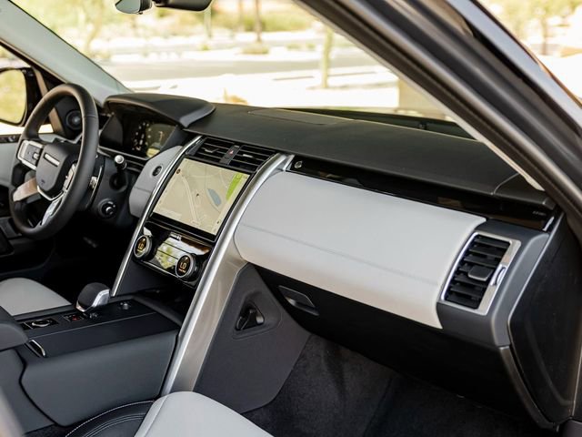 Used 2025 Land Rover Discovery S image 29
