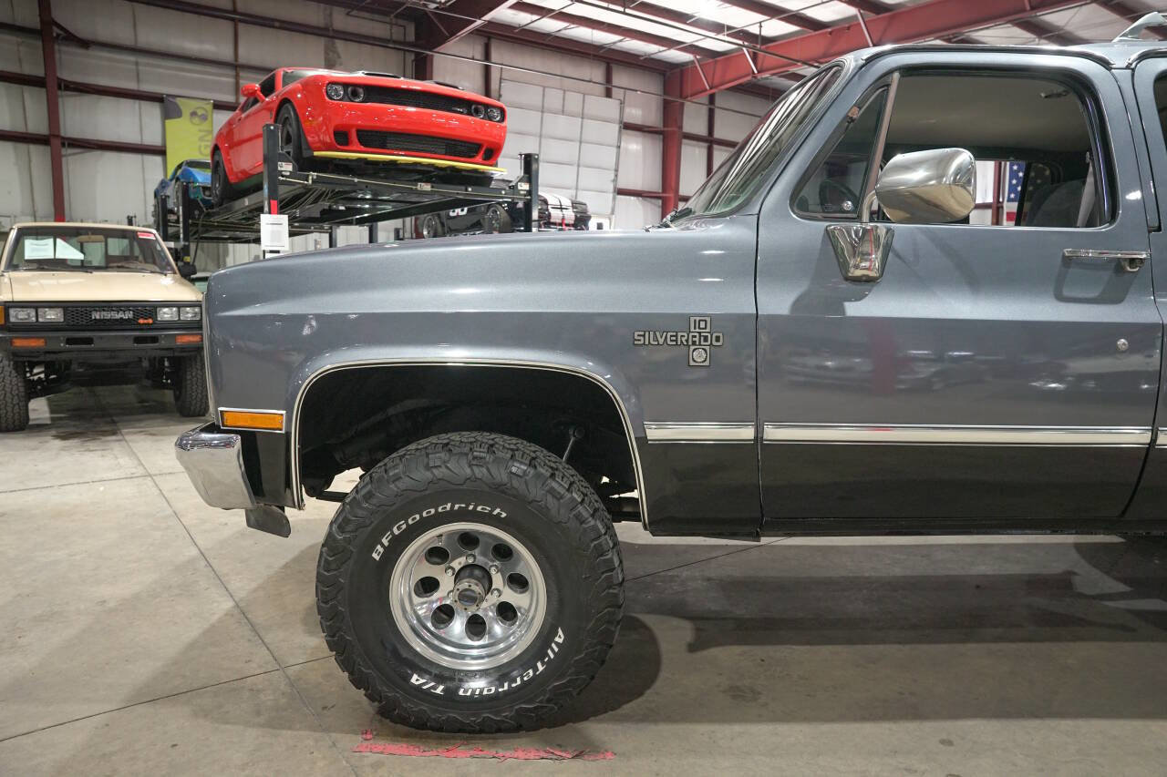 Used 1987 Chevrolet Suburban 4WD image 3