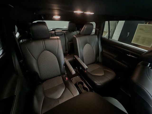 Used 2023 Toyota Highlander XSE image 30