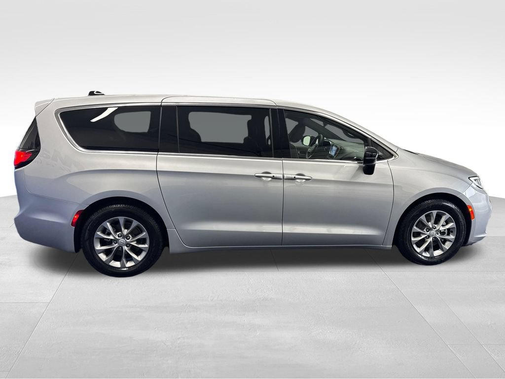 Used 2026 Chrysler Pacifica Limited FWD image 7