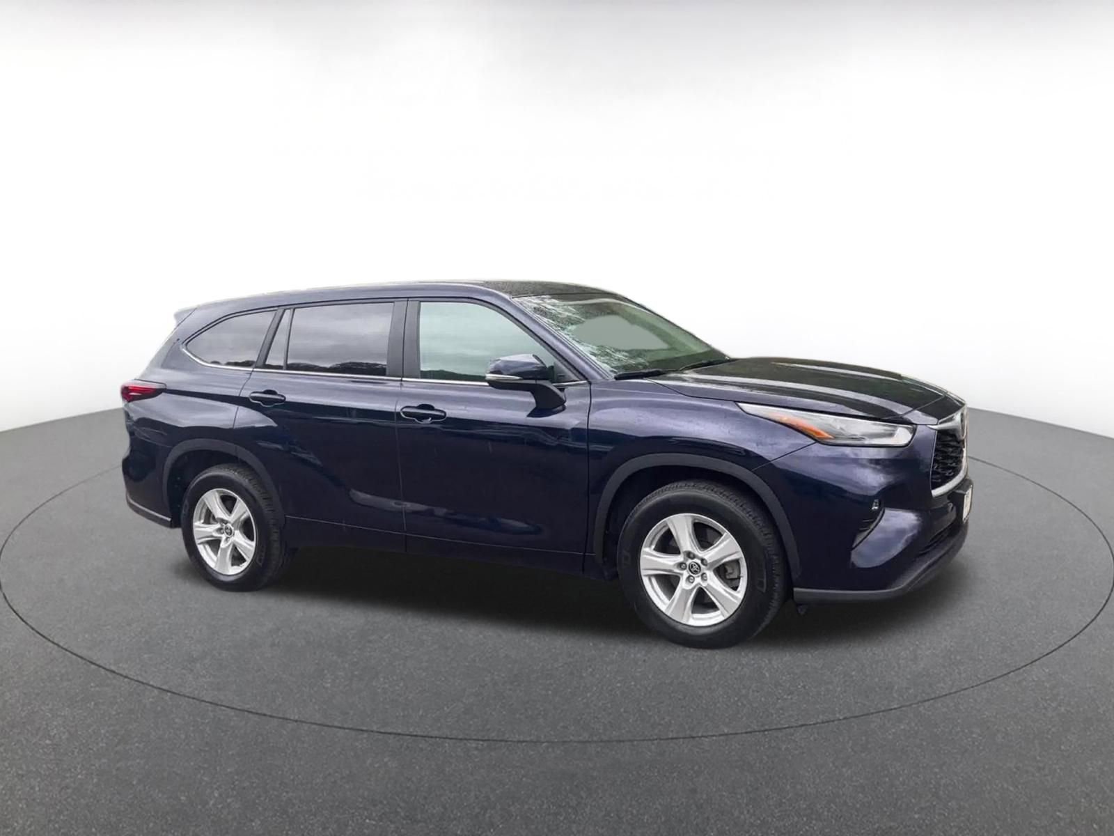 Used 2025 Toyota Highlander LE FWD video 2