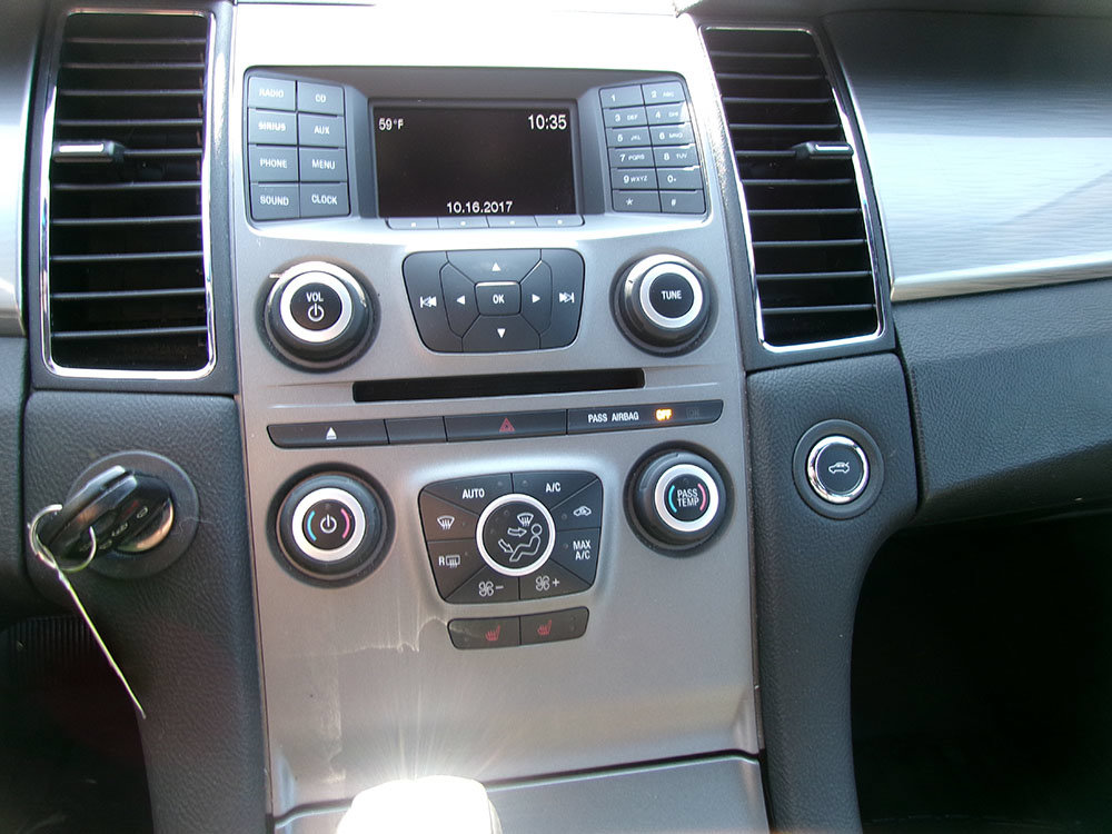 Used 2017 Ford Taurus SEL FWD image 14