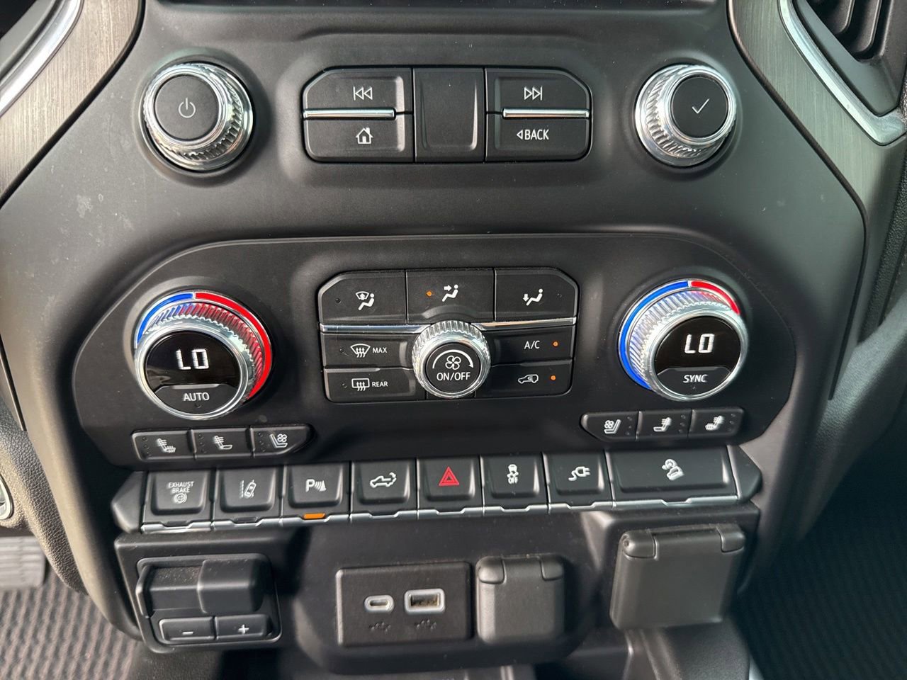 Used 2022 GMC Sierra 2500 AT4 w/ AT4 Premium Plus Package AWD/4WD image 25