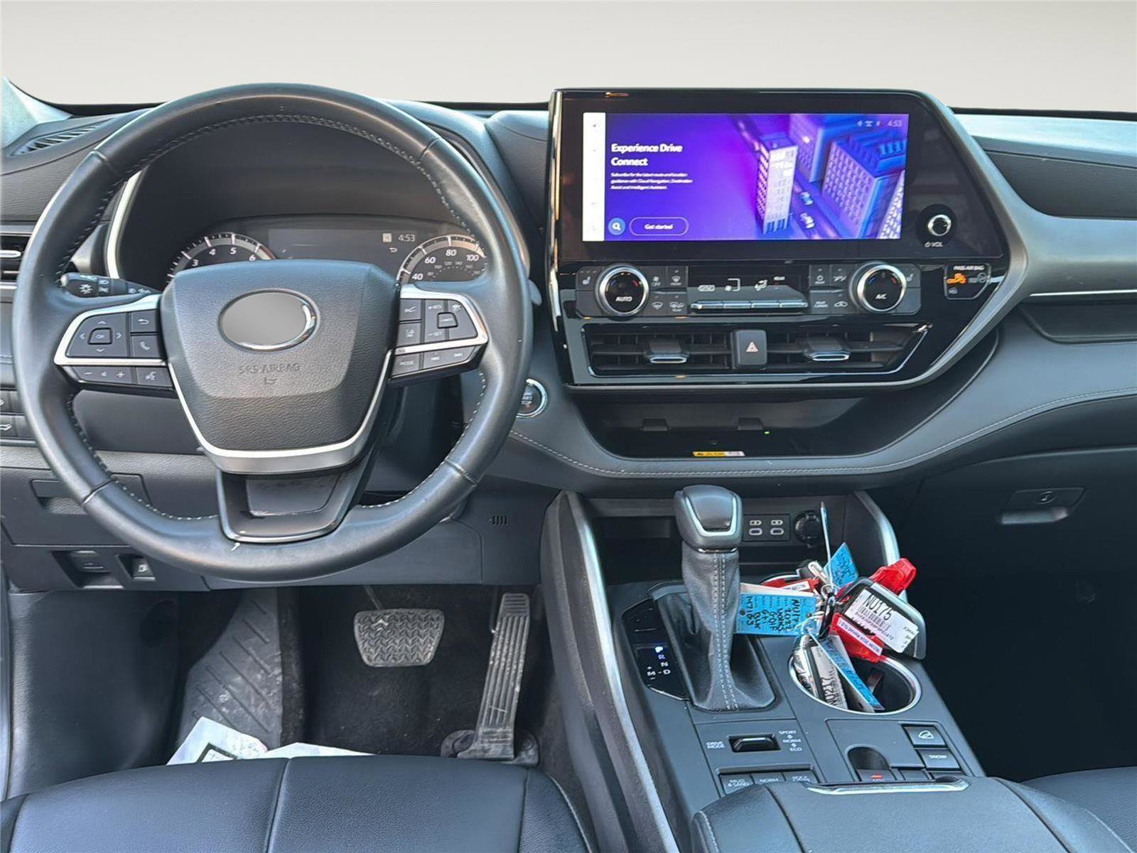 Used 2023 Toyota Highlander XLE image 19