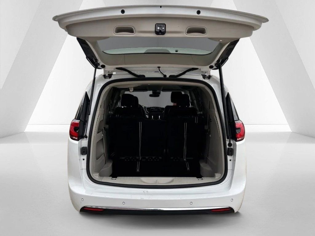 Used 2024 Chrysler Pacifica Touring-L image 35