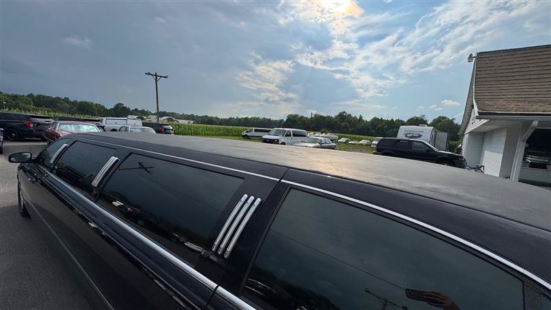 Used 2008 Lincoln Town Car Executive RWD image 38