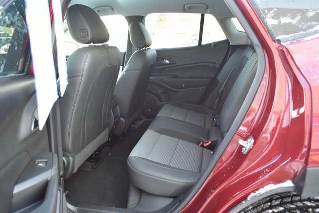 Used 2025 Chevrolet Trax LT w/ LT Convenience Package image 32