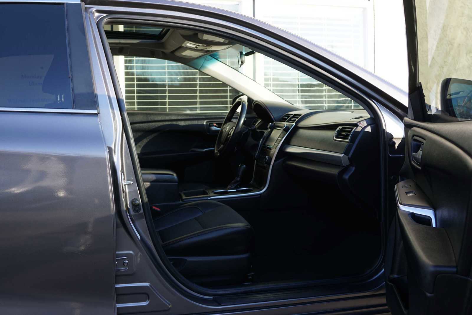 Used 2017 Toyota Camry SE w/ Moonroof Package image 35